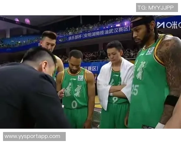 杨鸣工作室力挺遭驱逐的2T：勇于表达与行动的精神值得赞赏