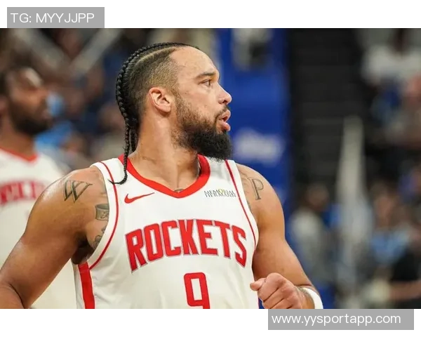 狄龙三分球表现出色半场15分3篮板助力球队争胜